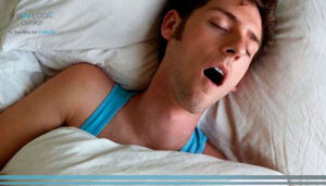 ¿Dormir con la boca abierta aumenta el riesgo de padecer caries?