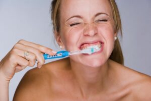 Woman-brushing-her-teeth